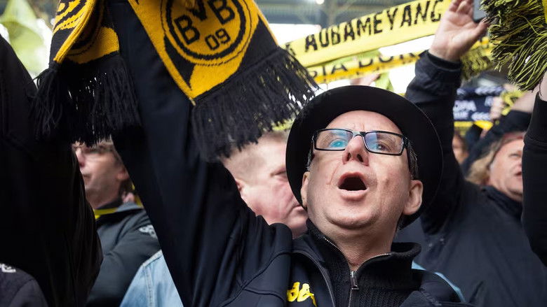 кадр из фильма You'll Never Walk Alone