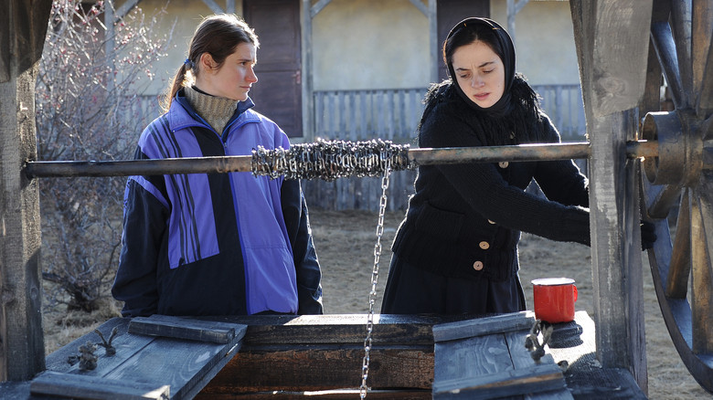 кадр из фильма За холмами