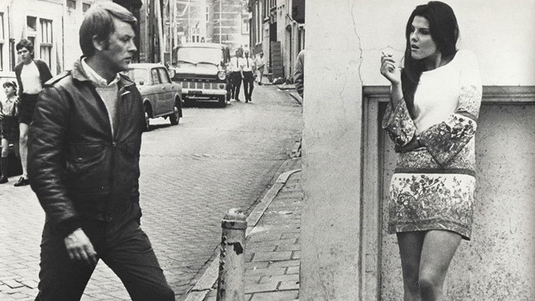 кадр из фильма Кукла на цепи