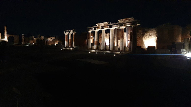 кадр из фильма Stanotte a Pompei
