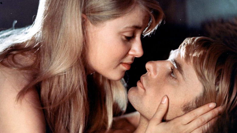 кадр из фильма Красная мантия