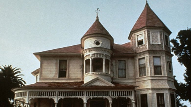 кадр из фильма The Haunting of Seacliff Inn