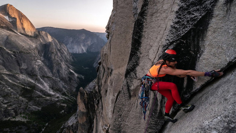 кадр из фильма The Queen Swing