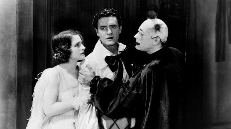 кадр из фильма Тот, кто получает пощёчины