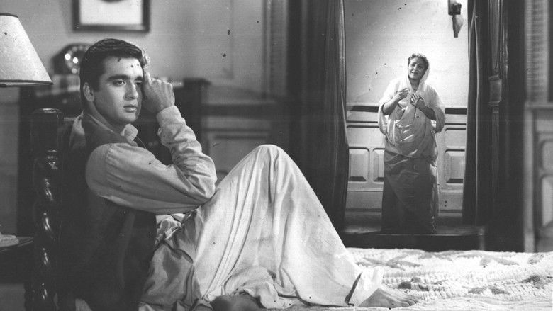 кадр из фильма Неприкасаемая