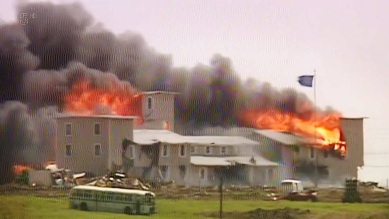 кадр из фильма Waco Inferno: The Untold Story