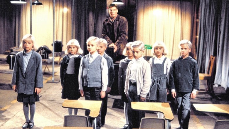 кадр из фильма Деревня проклятых