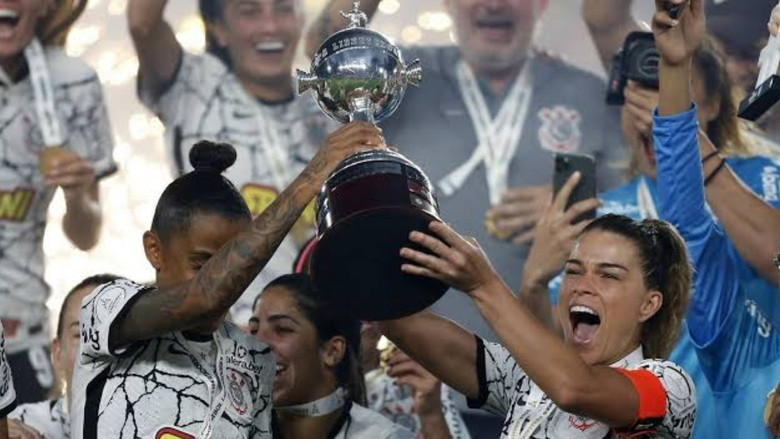 кадр из фильма A Glória é Delas - Corinthians Tricampeão da América