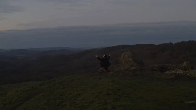 кадр из фильма 2025: Мир, который поработил вирус