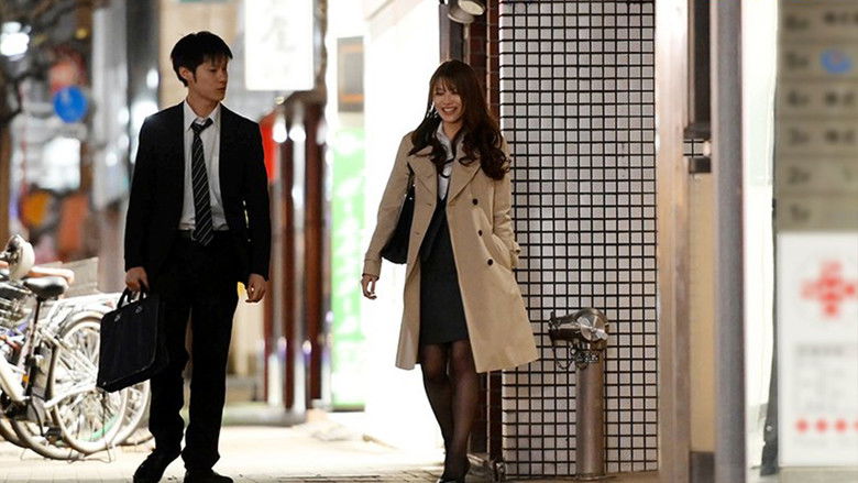 кадр из фильма 終電ないならウチおいで僕の恋人が家で待ってるのに、 終電逃がし同僚女子社員の家に泊まる流れに…ノーパンノーブラ部屋着に興奮した絶倫のボクは一晩中ヤりまくった。。。