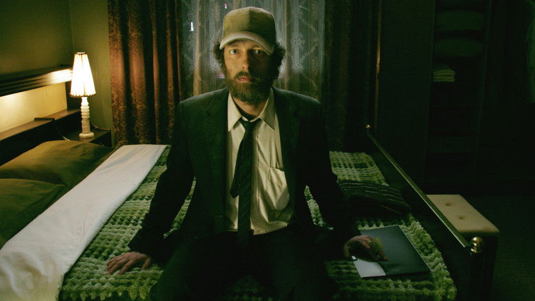 кадр из фильма Неуместный человек