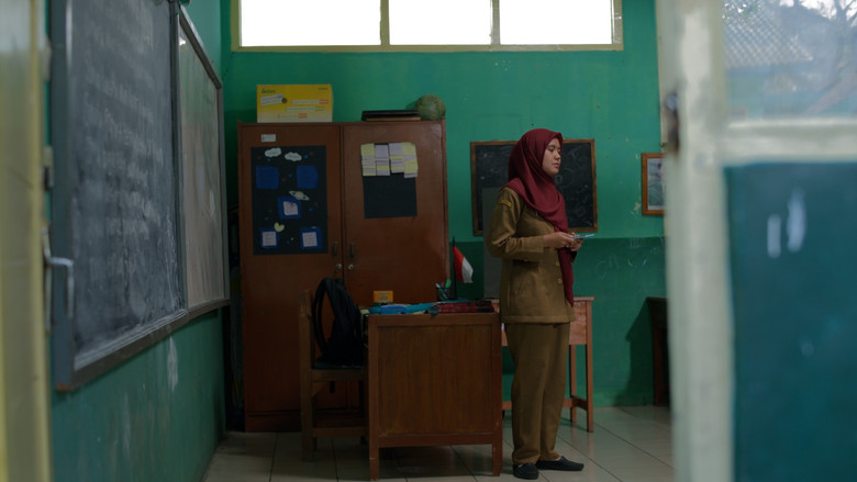 кадр из фильма MENCERDASKAN KEHIDUPAN BANGSA