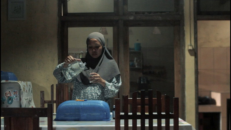 кадр из фильма Postpartum