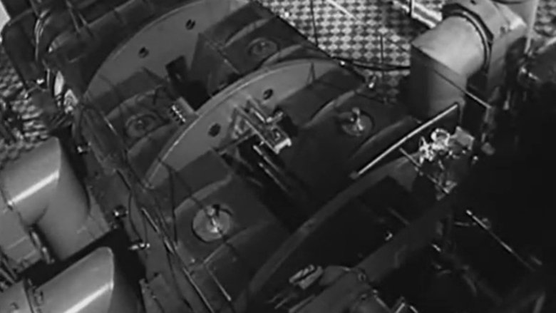 кадр из фильма Получение 102 элемента на ускорителе многозарядных ионов Объединённого института ядерных исследований