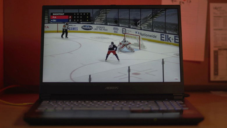 кадр из фильма Niaise pas avec la Puck