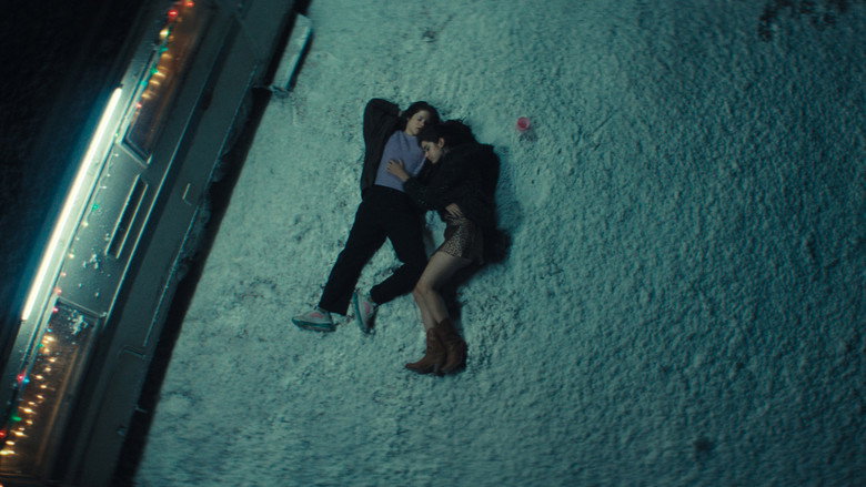 кадр из фильма Οι άγριες μέρες μας