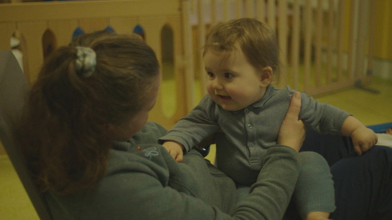 кадр из фильма Crèches, razzia sur les bébés