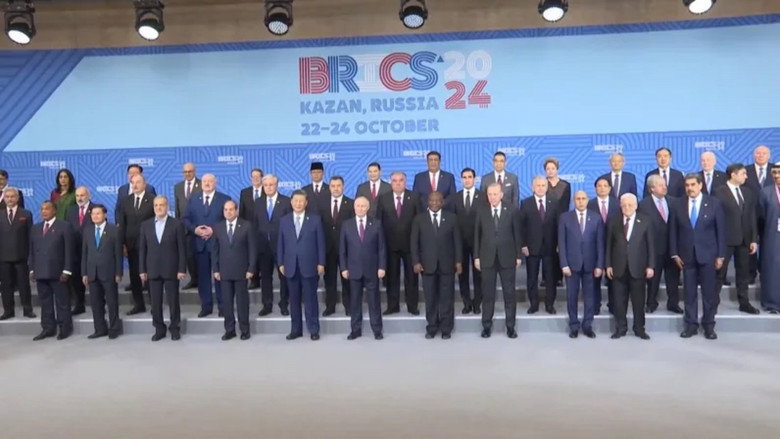 кадр из фильма Les Empires contre-attaquent