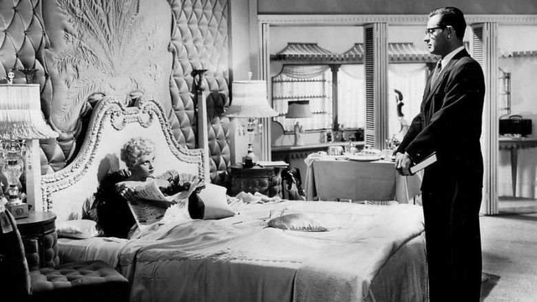 кадр из фильма Рожденная вчера