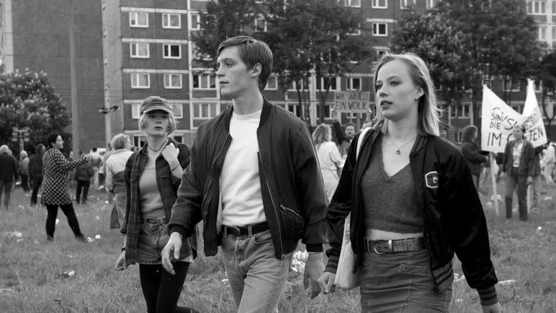 кадр из фильма Мы молоды. Мы сильны