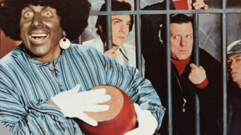 кадр из фильма Τον Αράπη κι αν τον Πλένεις το Σαπούνι σου Χαλάς