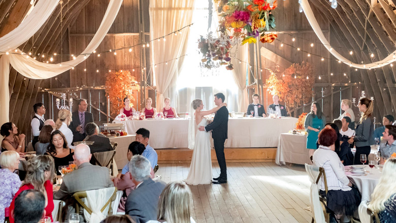 кадр из фильма Свадьба на ферме