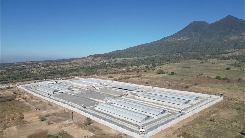 кадр из фильма El Salvador: Mega Prisons, Maras & the Coolest Dictator