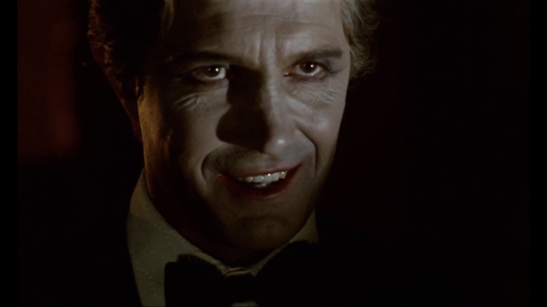 кадр из фильма Qualcosa striscia nel buio