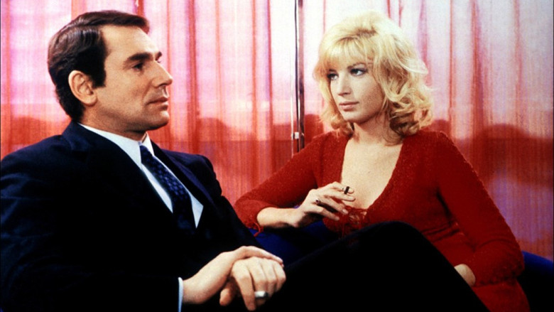 кадр из фильма Алая женщина