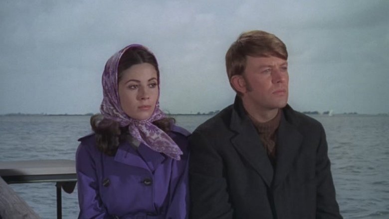 кадр из фильма Кукла на цепи