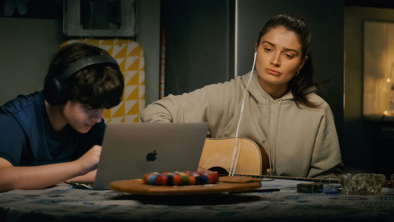 кадр из фильма Флора и сын