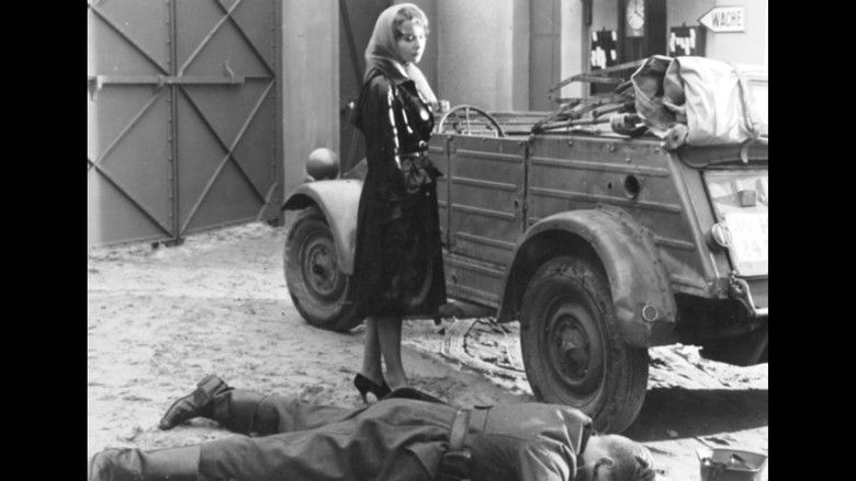 кадр из фильма La Chatte