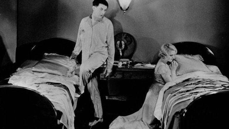 кадр из фильма Богатые и странные