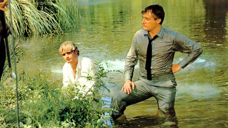 кадр из фильма Шпионы на вертолетах