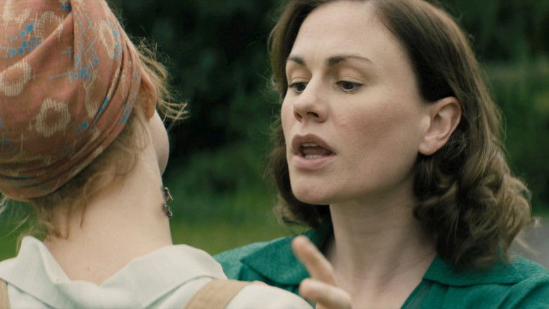 кадр из фильма Расскажи об этом пчелам