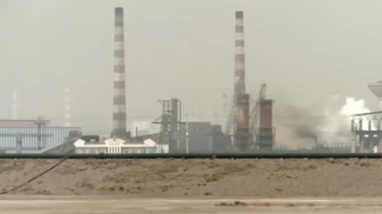 кадр из фильма La sale guerre des terres rares