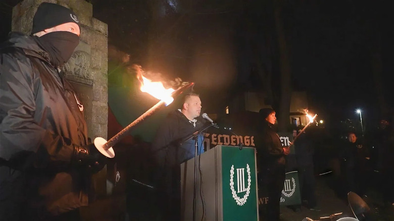 кадр из фильма Ultra-droite et groupes néo-nazis: La nouvelle menace terroriste