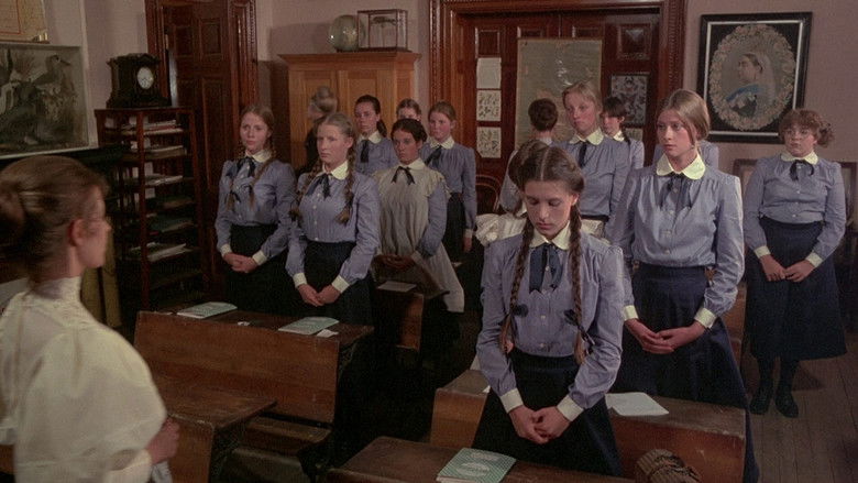 кадр из фильма Пикник у Висячей скалы