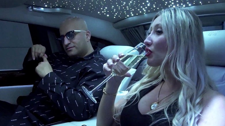 кадр из фильма Dubaitjejer - betalt för att festa