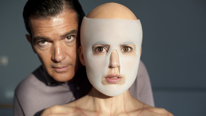 кадр из фильма Кожа, в которой я живу