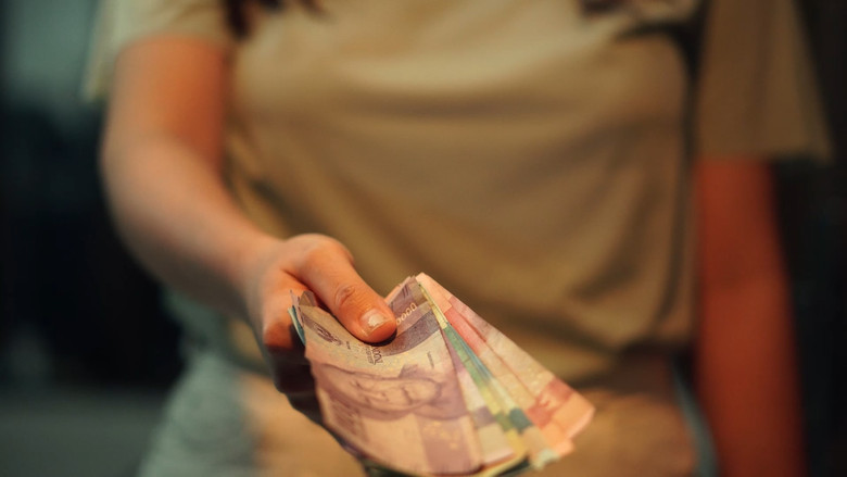 кадр из фильма Short on Cash