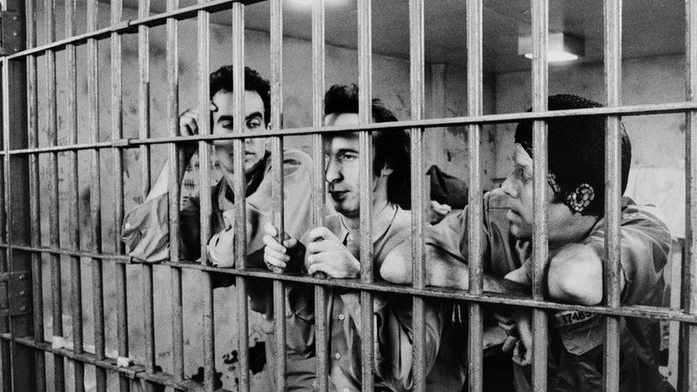 кадр из фильма Вне закона