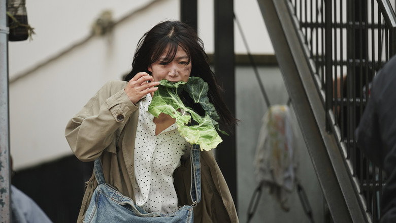 кадр из фильма 道で拾った女