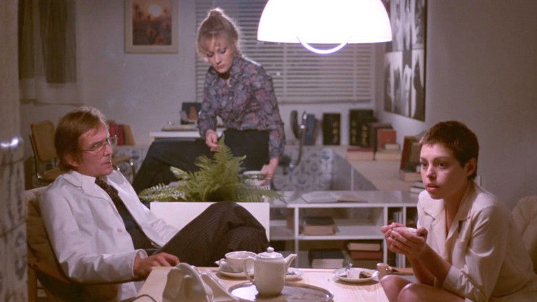 кадр из фильма Куколки за колючей проволокой