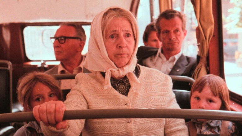 кадр из фильма Бабушка и восемь детей в городе