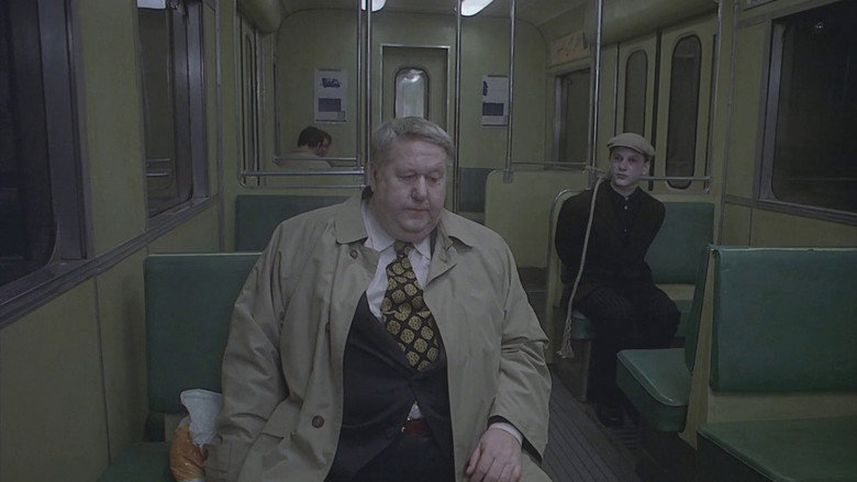 кадр из фильма Песни со второго этажа