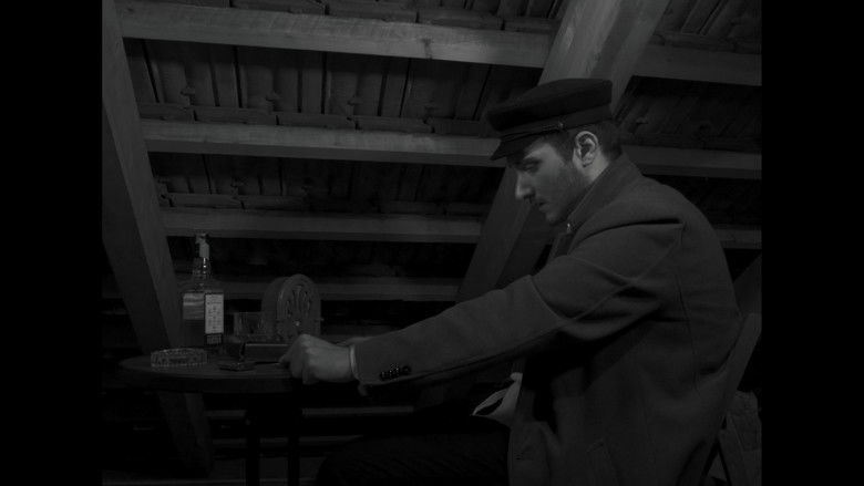 кадр из фильма The Buzzer