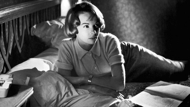 кадр из фильма La Chatte