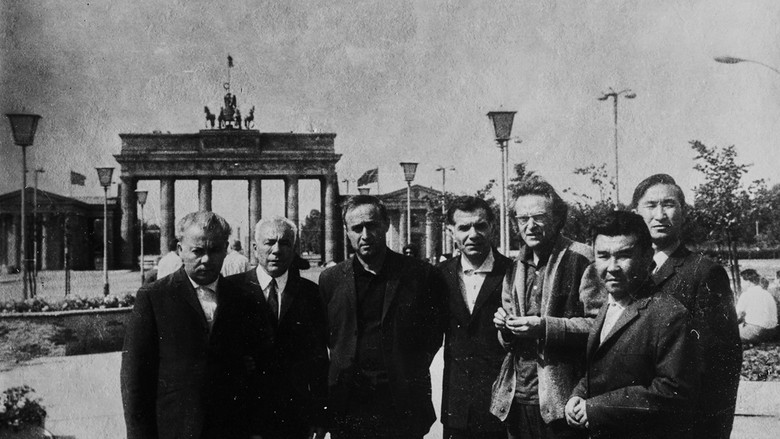 кадр из фильма Ильенков