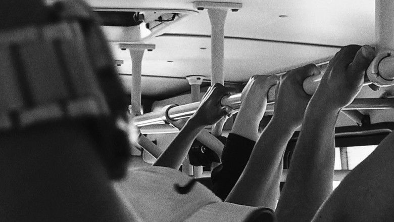 кадр из фильма FLOR ARTIFICIAL NA MÁQUINA DA MORTE